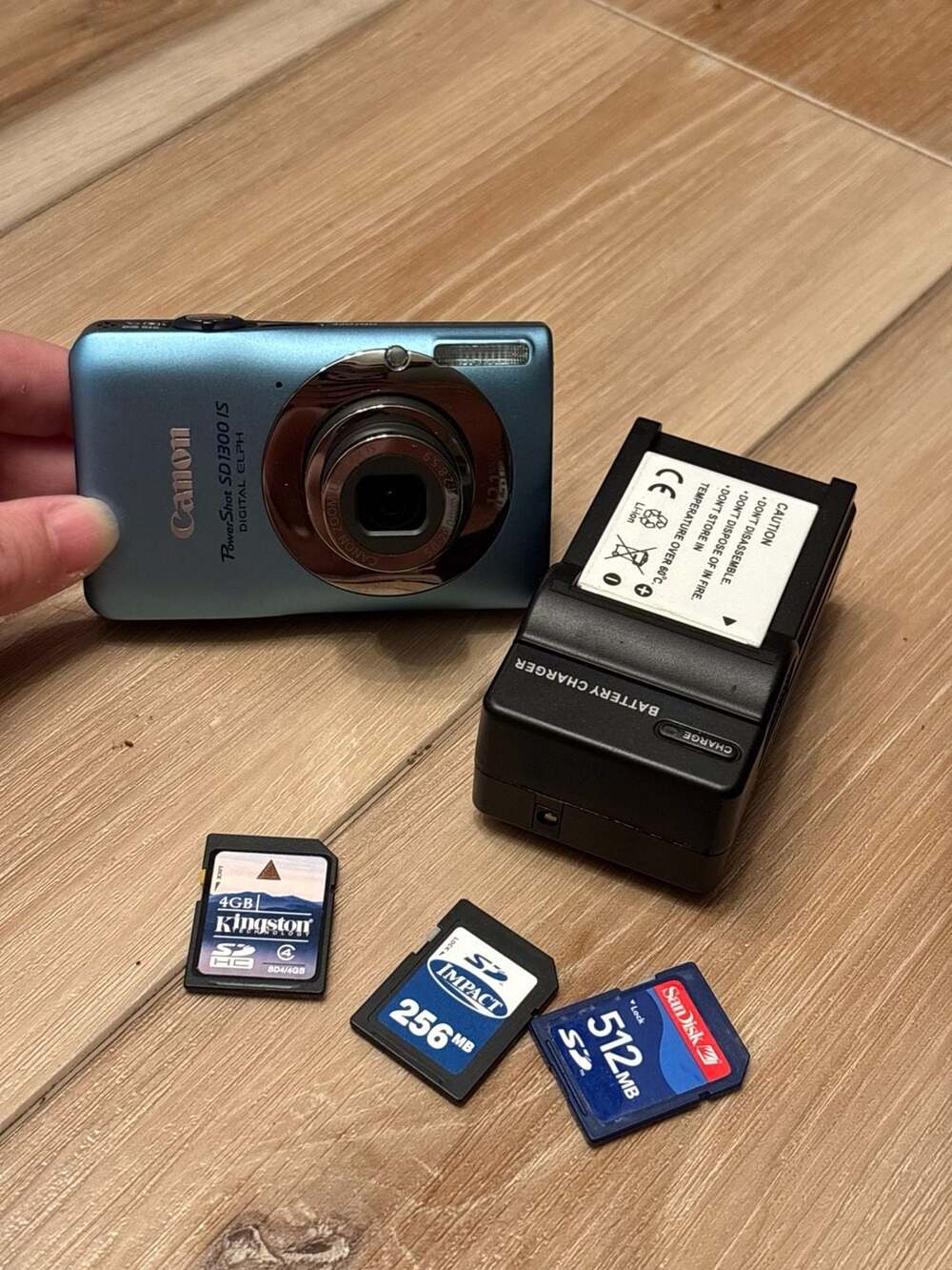 Canon PowerShot SD1300 IS Digital ELPH Camera Blue 4 memory cards 2 batteries Ch
